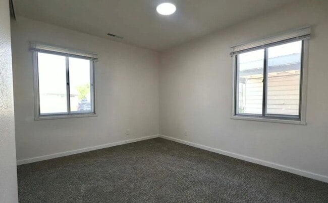Foto del edificio - For Lease