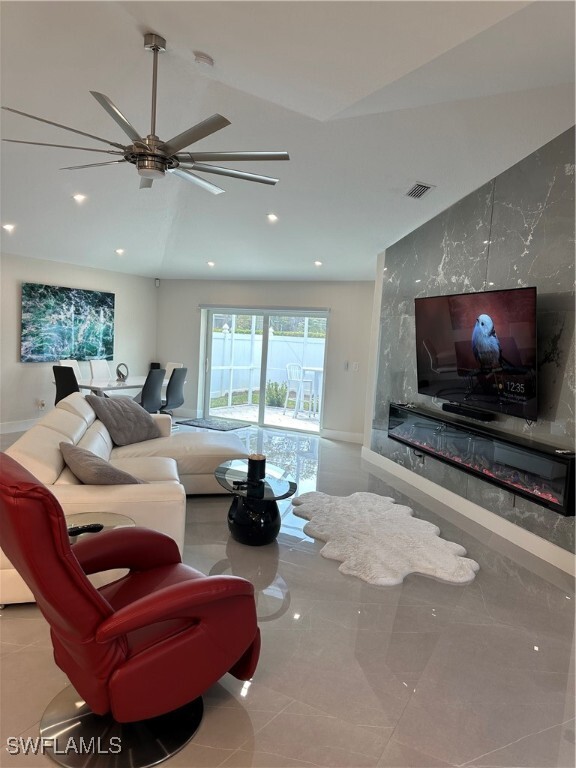 Foto del edificio - 1595 Whispering Oaks Cir