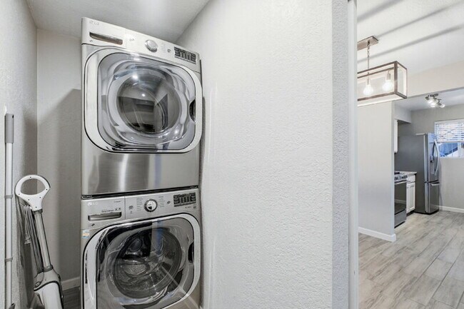 Foto del edificio - 2233 E Highland Ave