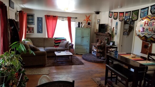 Foto del edificio - VIDEOTOUR: Want To Live Near Downtown Bend? Adorable Cottage Available Soon! PETS WELCOME