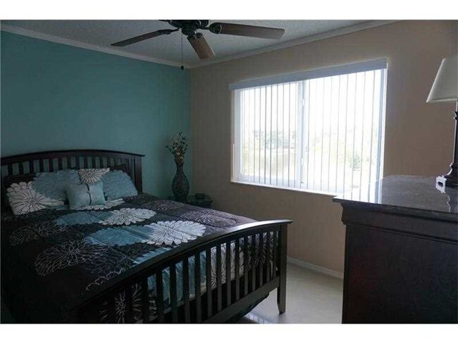 Building Photo - 2106 S Cypress Bend Dr