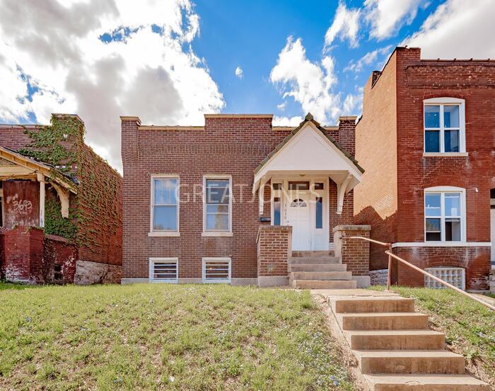 Primary Photo - 3639 S Compton Ave