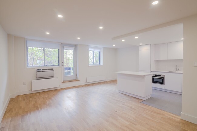 Building Photo - 4800 Maisonneuve Blvd W