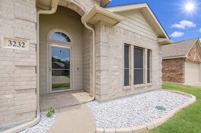 Building Photo - 3232 Florian Ln