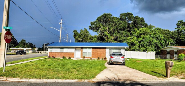 Building Photo - 115 SE Olustee Ave