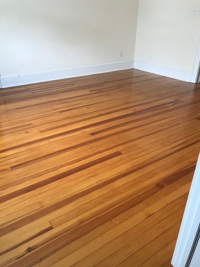 Dormitorio con hermosos pisos de madera noble. - 124 Shippan Avenue Ext