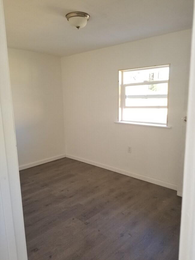 Foto del edificio - 1815 E 8th St