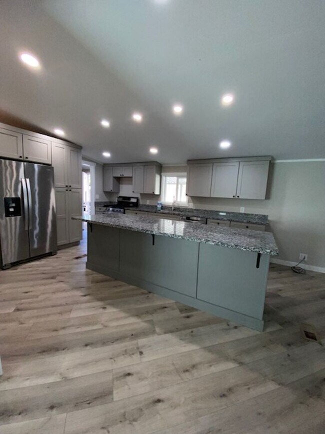 Building Photo - Beautiful fully remodeled 3 bedroom home