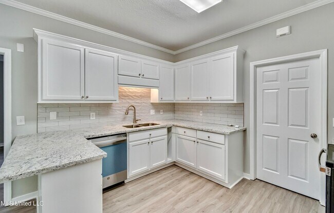 Building Photo - 301 White Oak Dr