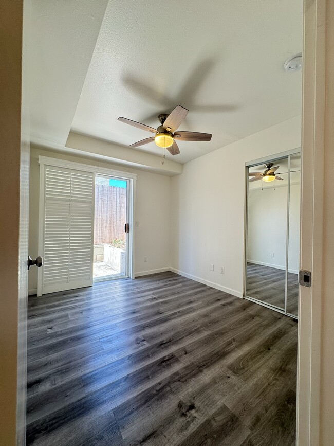Segundo dormitorio más pequeño con vista al patio. 10 pies y 5 pulgadas de largo. 8 pies y 6 pulgadas de ancho. - 1757 17th St