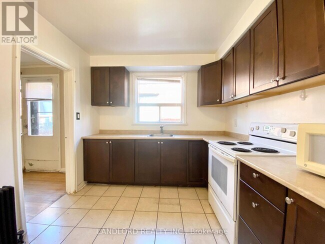 Photo du bâtiment - 5126-5126 Dundas St W
