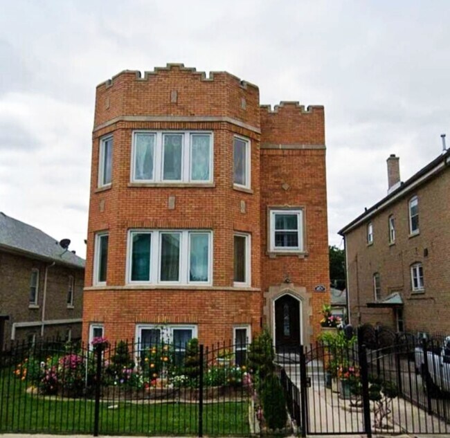 Front of building - 4820 S Keeler Ave Apartments