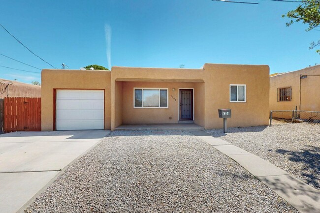 Foto del edificio - Townhome 855/sf 2 Bedroom 1 Bath with Garage