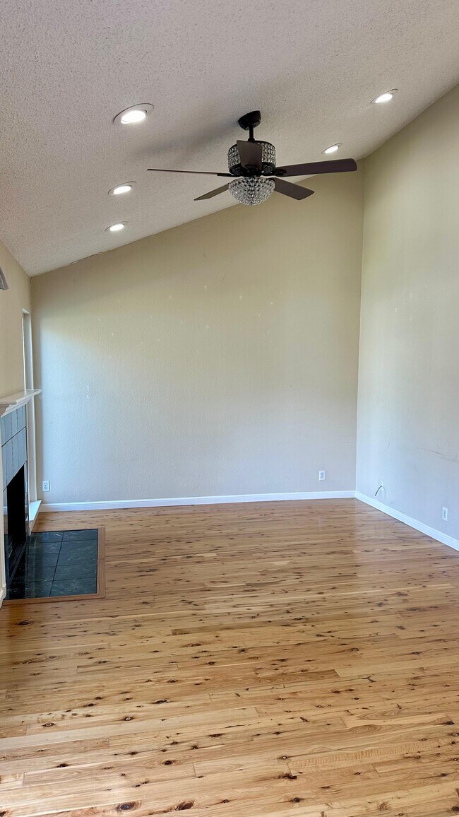 Foto del edificio - 905 W Middlefield Rd