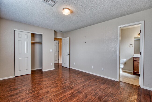 Building Photo - 1819 Shreya St