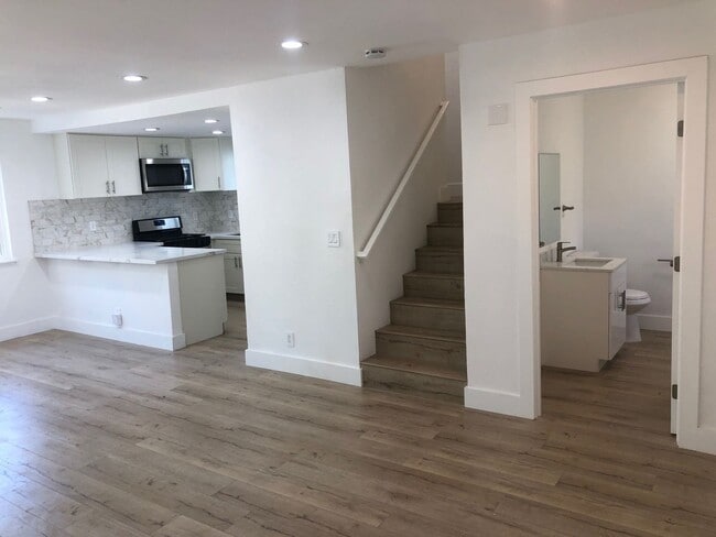 Building Photo - 3 Bedroom Townhome For Rent