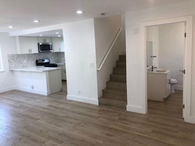 Foto del edificio - 3 Bedroom Townhome For Rent