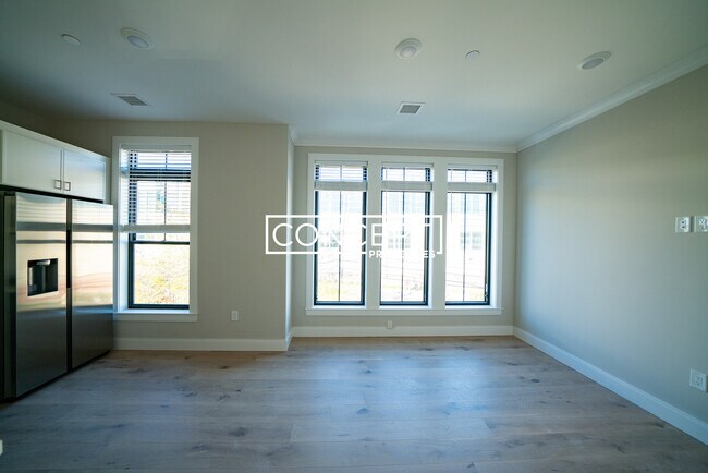 Building Photo - 157 Everett St