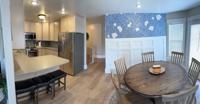 Building Photo - 208 Santa Fe Dr