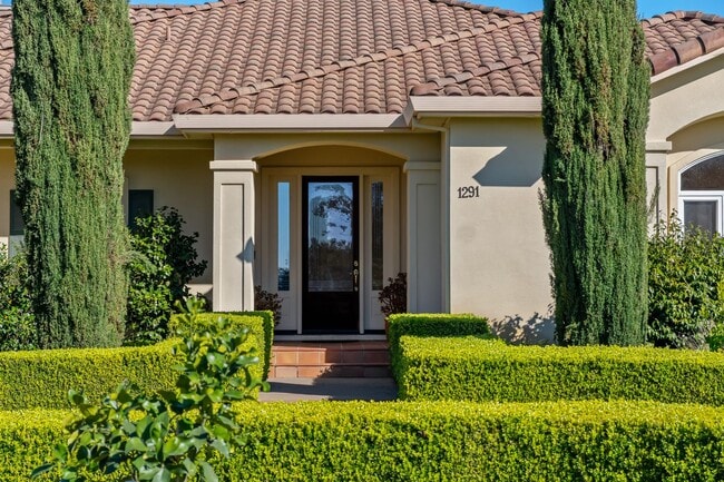 Building Photo - Monticello Road Home with Scenic Vineyard Views