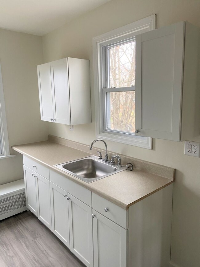 Building Photo - Recently Updated 3 Bedroom Cape Cod Home in Lincoln Place.  Available August.