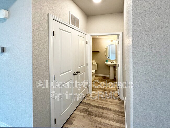 Foto del edificio - 5975 Mumford Dr.