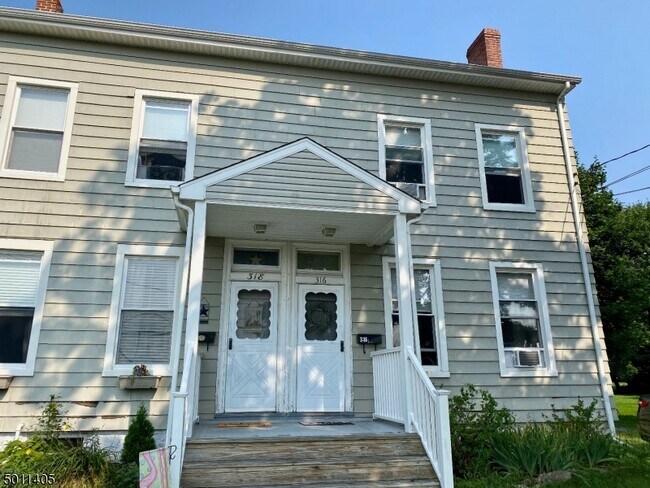 Building Photo - 316 Warren St