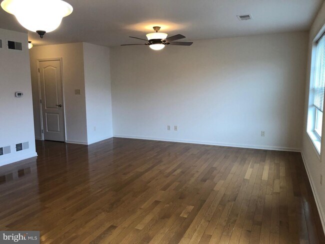 Building Photo - 101 Meadowcreek Dr S