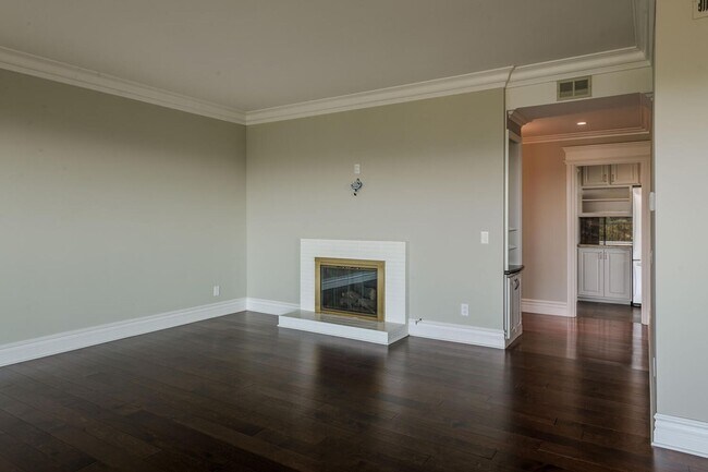 Foto del edificio - Gorgeous 2 Bed / 2 Bath Top Floor Condo wi...