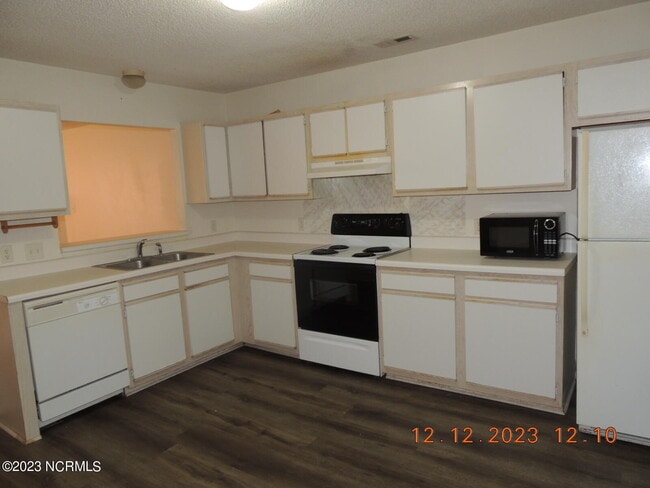 Building Photo - 1203 Pueblo Dr