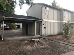Building Photo - 486-488 W 18th Ave