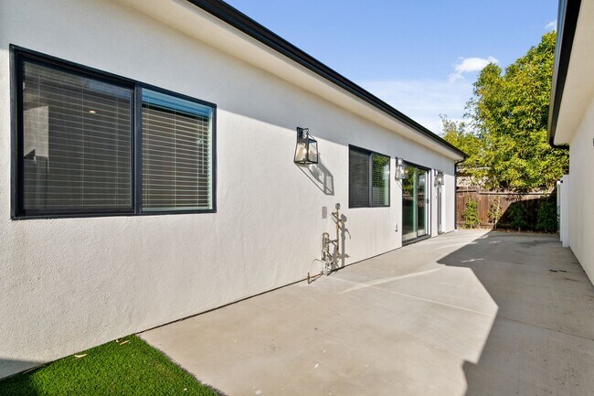 Foto del edificio - Brand New Modern & Chichose for Lease | Stylish Living with Premium Features