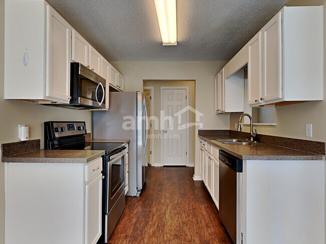Foto del edificio - 13 Stoney Hill Rd