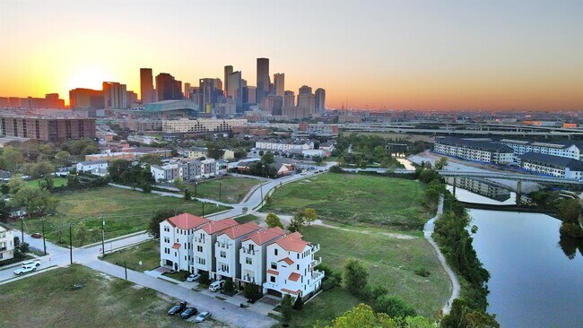 Building Photo - 631 N Live Oak St