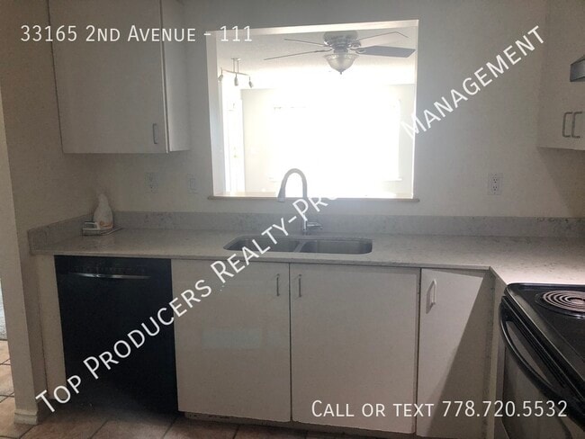 Building Photo - GREAT PRICE 3 BEDROOM APARTMENT