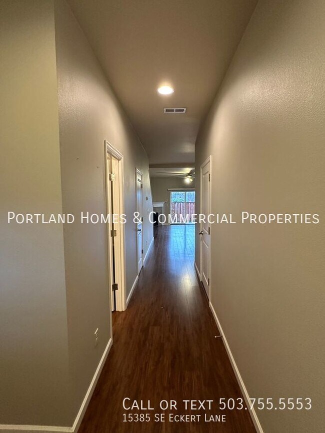Building Photo - Sunny and Bright Damascus Townhome with Be...