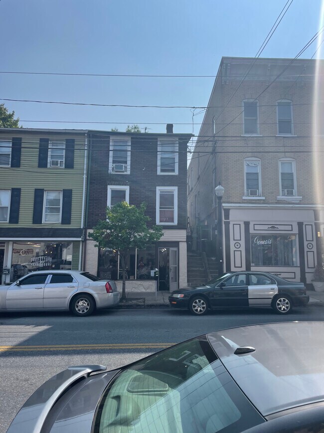 Building Photo - 410 E 4th St