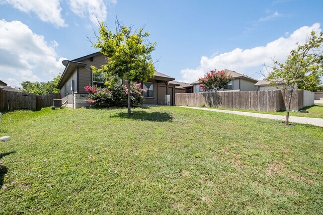 Foto del edificio - Convenient 3 Bedroom, 2 Bath Home in Jarrell w/ 1-Car Garage
