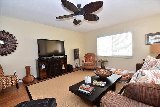 Building Photo - 1833 Sandalwood Dr