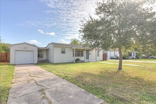 Foto del edificio - 3618 Lawnview - 3/bedroom 1/bathroom - $1,...