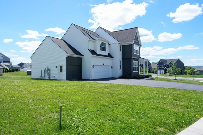 Building Photo - 245 Hollyhock Dr