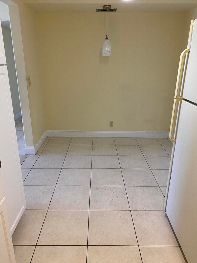 Building Photo - 724 Sunny Pine Way