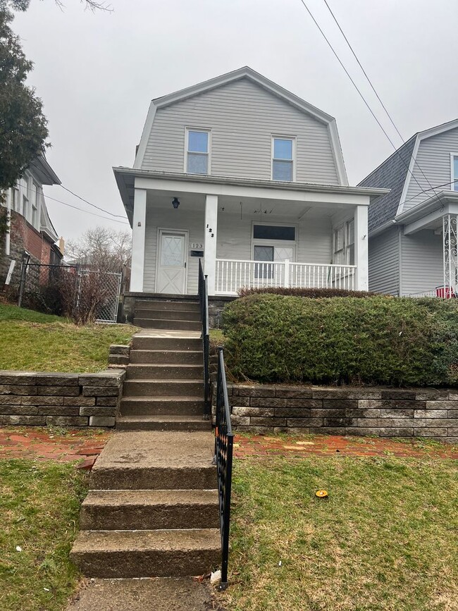 Building Photo - 2BR house with fenced in backyard!