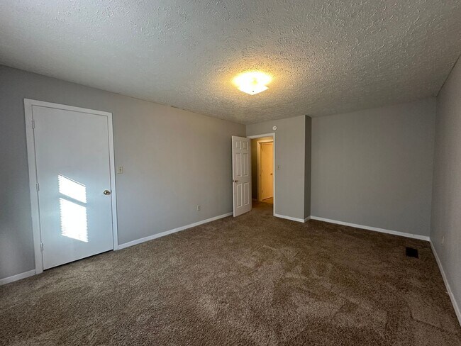 Building Photo - 2 Bedrooms 1.5 baths Townhouse, Kingsport TN