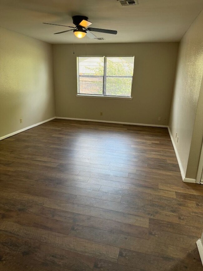 Foto del edificio - 719 Acorn Dr