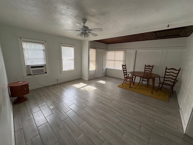 Building Photo - Charming 2-bed/1-bath house for Rent In Br...