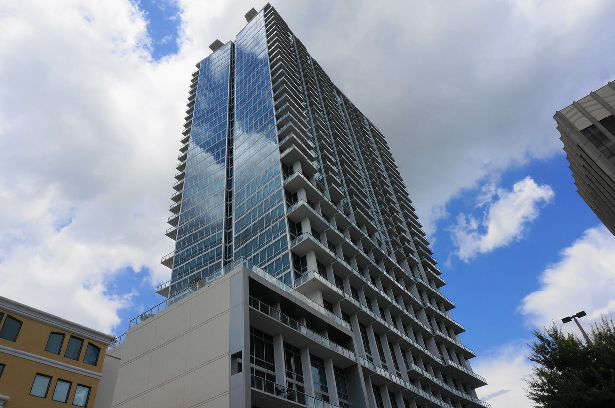 Foto principal - Large 1 Bed Loft with 20 Foot Wall of Glass City View at The VUE!