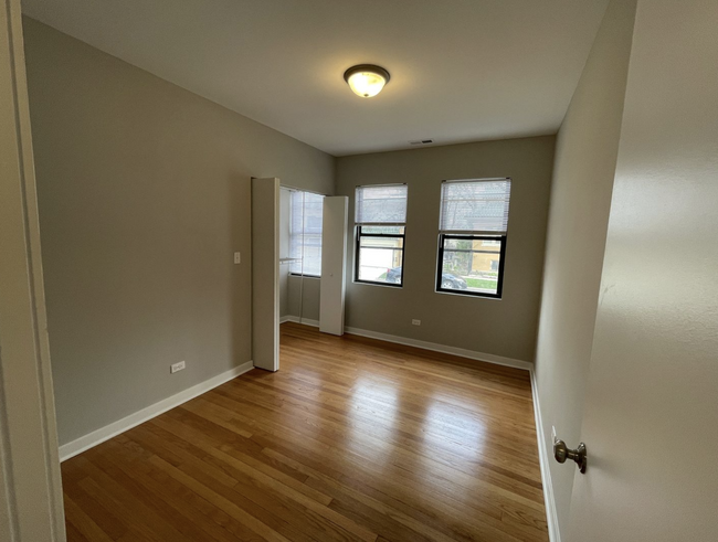 Bedroom - 3225 W Catalpa Ave