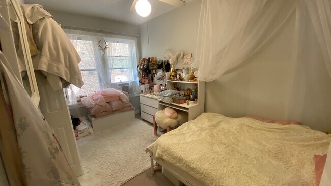 Bedroom 2 - 647 W Sheridan Rd
