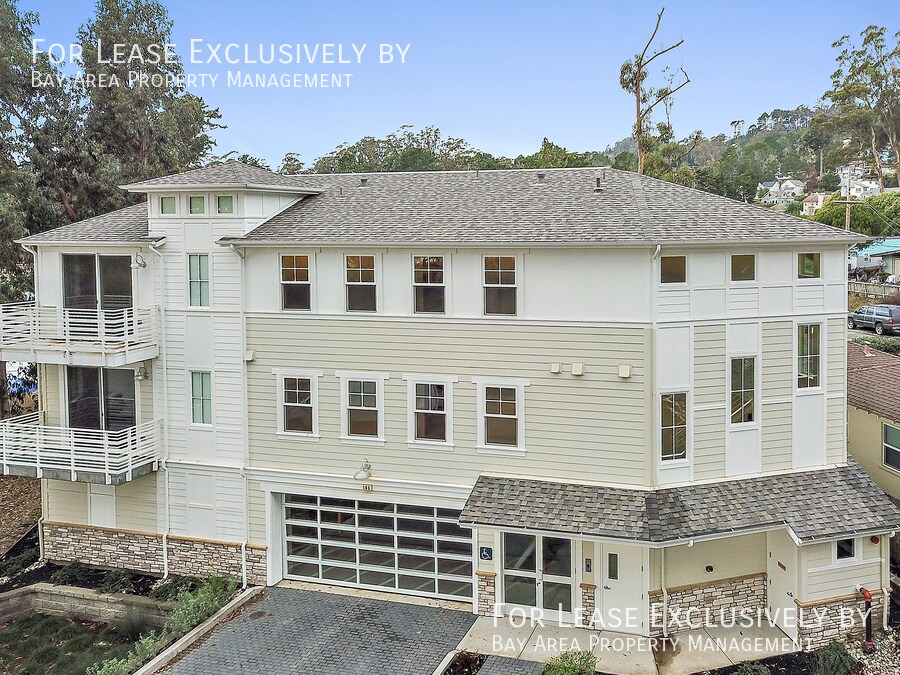 Primary Photo - Ocean Views!! Second story Apartment with ...